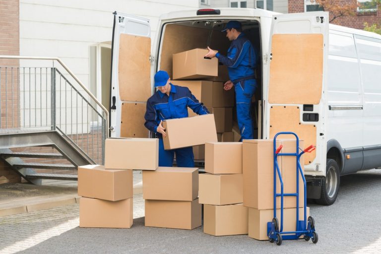 décharger un camion de déménagement